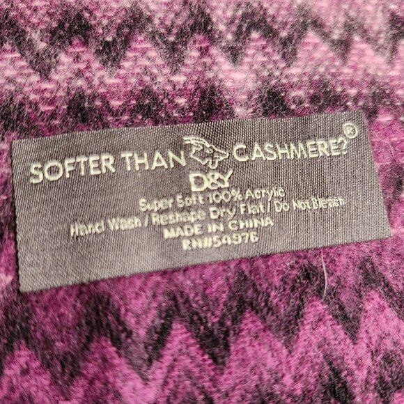 D&Y "Softer than Cashmere" Scarf Chevron Pattern w/Fringe - Picture 3 of 3
